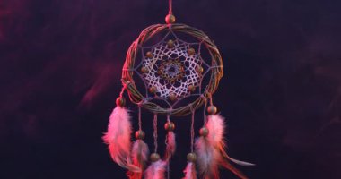 Renkli ışıklarda asılı güzel bir düş kapanı Karanlık arka planda dumanla