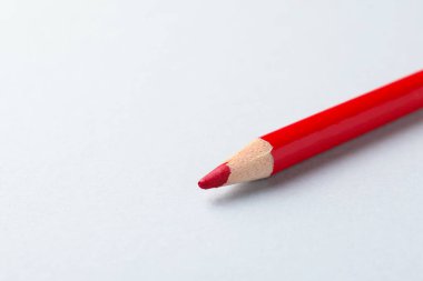 Işıklı arka planda kırmızı göz kalemi, yakın plan. Metin için boşluk