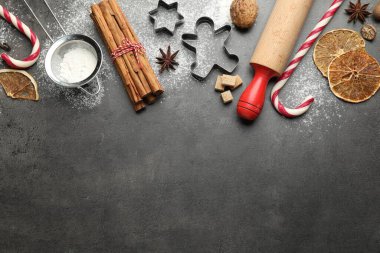 Merdaneli Noel kompozisyonu, gri masa üzerinde kurabiye keskisi ve baharatlar, düz yatak. Metin için boşluk