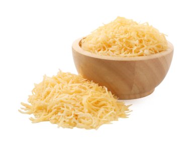 Beyazlar üzerinde izole edilmiş ızgara peynir.