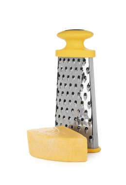 Metal rendesi ve beyaza izole edilmiş taze peynir parçası.