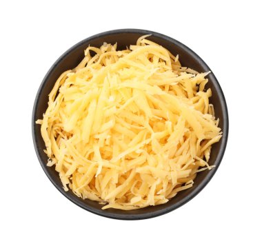 Kase içinde rendelenmiş peynir beyazda izole, üst manzara