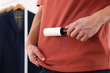 Tişörtü temizleyen adam evde pamuklu rulo ile, yakın çekim