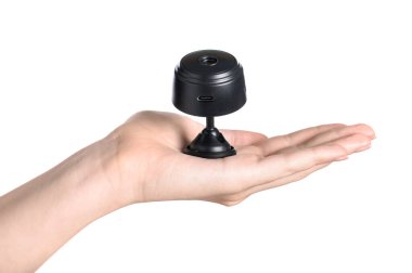 Beyaz arka planda gizli kamera olan kadın, yakın plan.