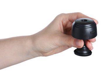 Beyaz arka planda gizli kamera olan kadın, yakın plan.