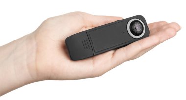 Beyaz arka planda gizli kamera olan kadın, yakın plan.