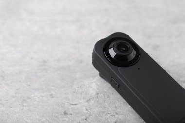 Açık gri masadaki modern gizli casus kamerası, yakın plan. Metin için boşluk