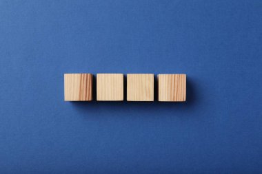 Mavi arkaplanda ahşap küpler, üst görünüm