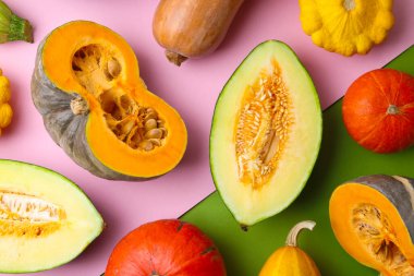 Birçok taze balkabağı ve diğer kabak rengi arka planda, düz yatıyordu