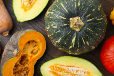 Tahta masada bir sürü taze balkabağı ve kavun vardı. Su kabağı ailesi