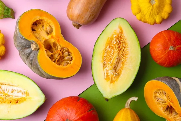 Birçok taze balkabağı ve diğer kabak rengi arka planda, düz yatıyordu