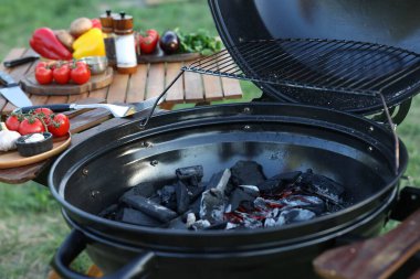 Vejetaryen barbeküsü. Siyah ızgara ve farklı sebzeler, yakın plan.