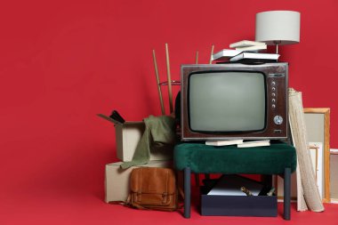 Garaj satışı. Kırmızı arkaplanda farklı kullanılmış şeyler, metin için boşluk