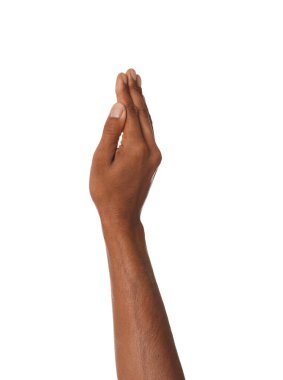 Beyaz arka planda avuç içi gösteren Afro-Amerikalı adam, yakın plan.