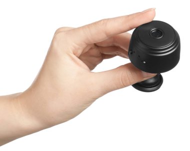 Beyaz arka planda gizli kamera olan kadın, yakın plan.