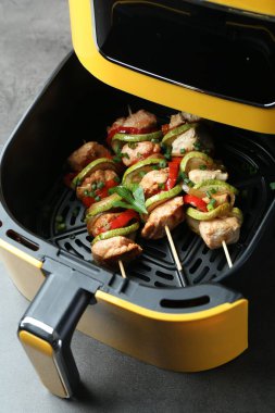 Gri masada tavuklu ve sebzeli lezzetli şişler, yakın plan.