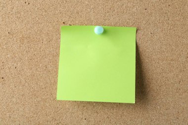 Mantar panoya iğnelenmiş boş not, metin için boşluk