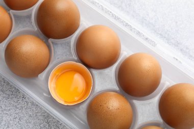 Bir sürü çiğ tavuk yumurtası ve kabın içinde kırıktı.