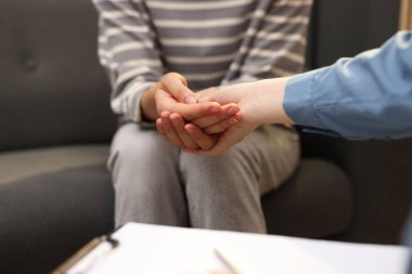 Ofiste terapi sırasında hastaya destek veren profesyonel psikolog, yakın çekim.