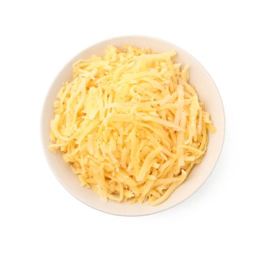 Kase içinde rendelenmiş peynir beyazda izole, üst manzara