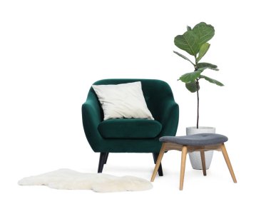 Beyaz arka planda yastıklı, banklı, çiçekli ve halılı rahat bir koltuk.