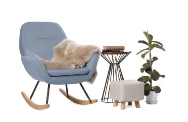 Sallanan sandalye, yan masa, yeşil ev bitkileri ve beyaz arka planda puf.