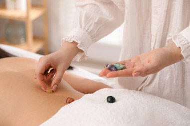 Kristal terapi gören kadın aurasını kapalı alanda iyileştirmek ya da yenilemek için, yakın çekim