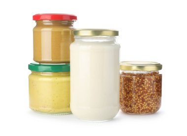 Farklı lezzetli soslu kavanozlar beyaz üzerine izole edilmiş.