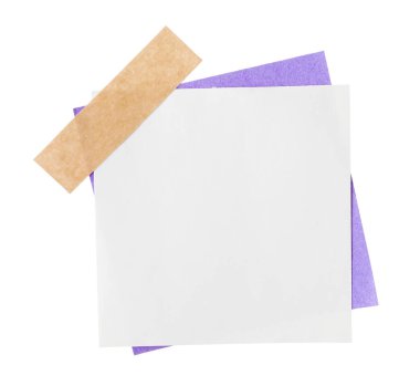 Beyaz üzerine yapıştırıcı bantlı boş kağıt notlar.