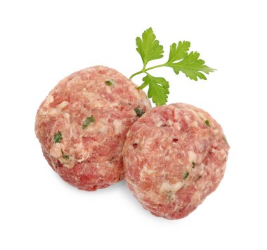Taze çiğ et köfteleri ve maydanozlar beyaz, üst manzara