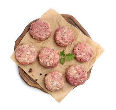 Maydanozlu çiğ et köfteleri ve beyaz üzerine izole edilmiş biberler.