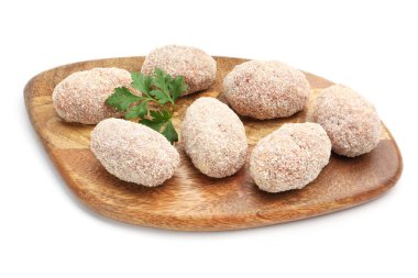 Pişmemiş köfteler ve maydanozlar beyaz üzerine izole edilmiş.