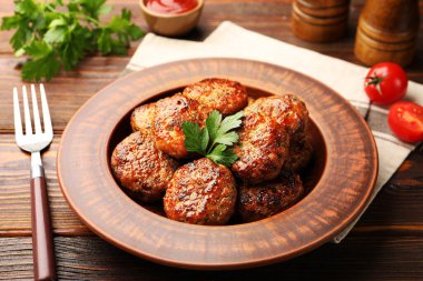 Ahşap masada servis edilen kızarmış köfteler, yakın plan.