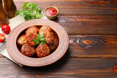 Ahşap masada kızarmış köfte servis edilir. Metin için boşluk