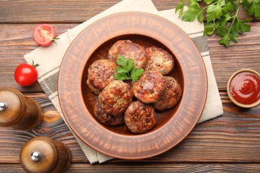 Ahşap masada servis edilen kavrulmuş köfteler.