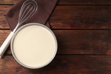 Kasede sıvı hamur ve ahşap masa üzerinde çırpma, üst manzara. Metin için boşluk