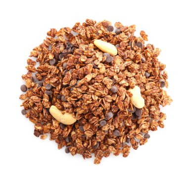 Çikolata parçalı ve fındıklı leziz granola yığını beyaza izole edilmiş.