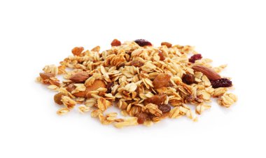 Kurumuş meyve ve fındıklı lezzetli tahıl yığını beyaza izole edilmiş.