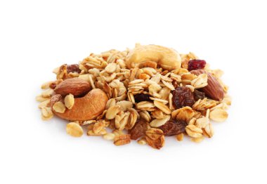 Kurumuş meyve ve fındıklı lezzetli tahıl yığını beyaza izole edilmiş.