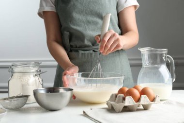 Beyaz masada hamuru hazırlayan kadın, yakın plan.