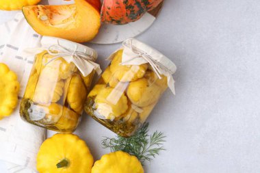 Kavanozlarda turşu kabağı turşusu ve ışık masasında taze sebzeler. Metin için boşluk