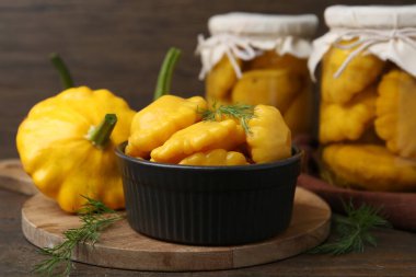 Tahta masadaki dereotlu taze ve turşulu kabak turşusu.