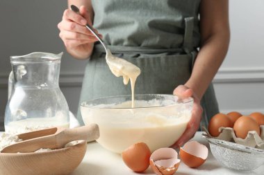 Beyaz masada hamuru hazırlayan kadın, yakın plan.