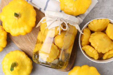 Taze ve turşulu köfte kabakları açık gri masada, düz yerde.