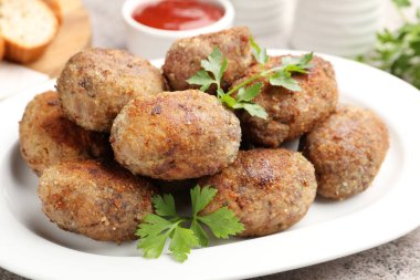 Gri masada servis edilen lezzetli köfteler, yakın plan.