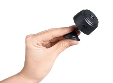 Beyaz arka planda gizli kamera olan kadın, yakın plan.