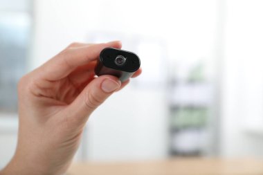 Arka planda gizli casus kamerası olan kadın, yakın plan. Metin için boşluk