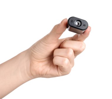 Beyaz arka planda gizli kamera olan kadın, yakın plan.