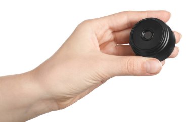 Beyaz arka planda gizli kamera olan kadın, yakın plan.