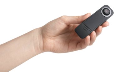 Beyaz arka planda gizli kamera olan kadın, yakın plan.